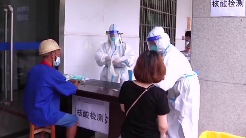 益阳：高温天核酸检测现场 医务人员绑冰块降温