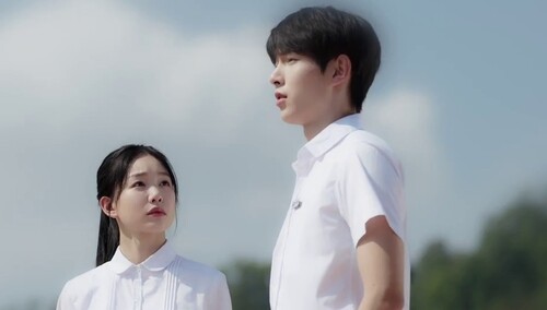丁羡主动换座位，周斯越生气放狠话