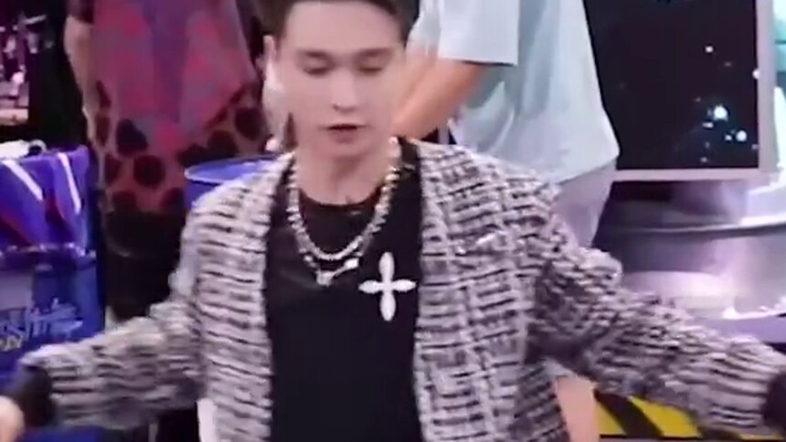 张艺兴模仿布布舞步，海豹式鼓掌reaction超可爱