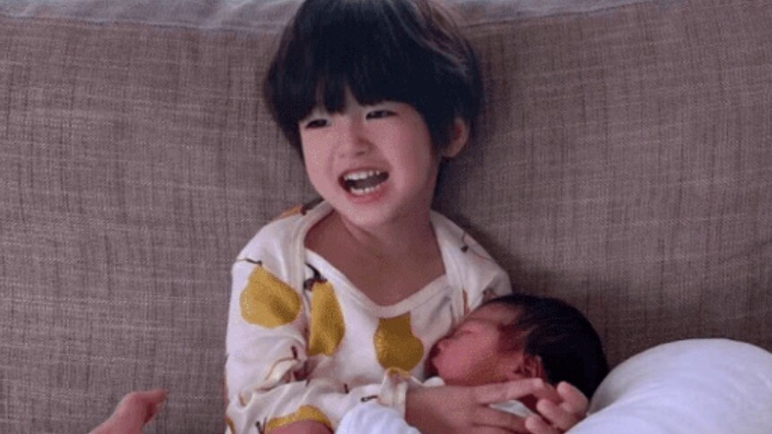 麦迪娜月子期间晒儿女合照 丹尼尔怀抱妹妹超有爱