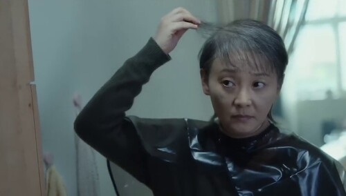 《关于我妈的一切》正片片段 徐帆面对病魔坦然从容亲手剃发