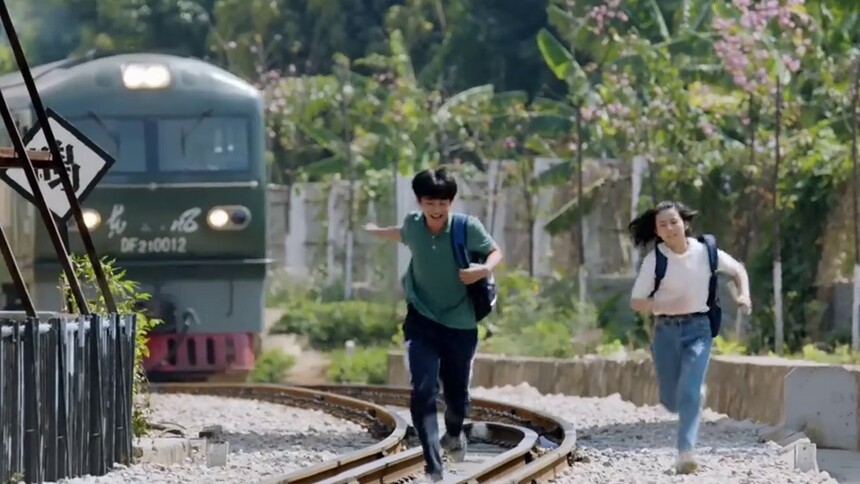 张宥浩和火车竞速 张子枫吓坏了