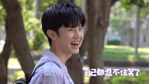 《暗格里的秘密》花絮：周斯越丁羡超默契同步率 脸都快贴在一起了