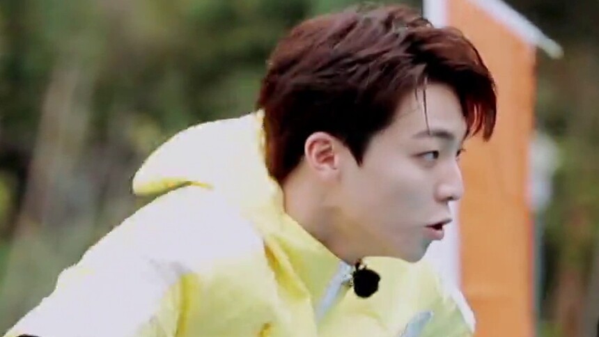 陈立农cut：陈立农惨遭掀翻 捉迷藏偷袭不成反被拍