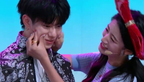 泰洋川禾张帆吕妍表演小品《女朋友》 黑科技有点厉害