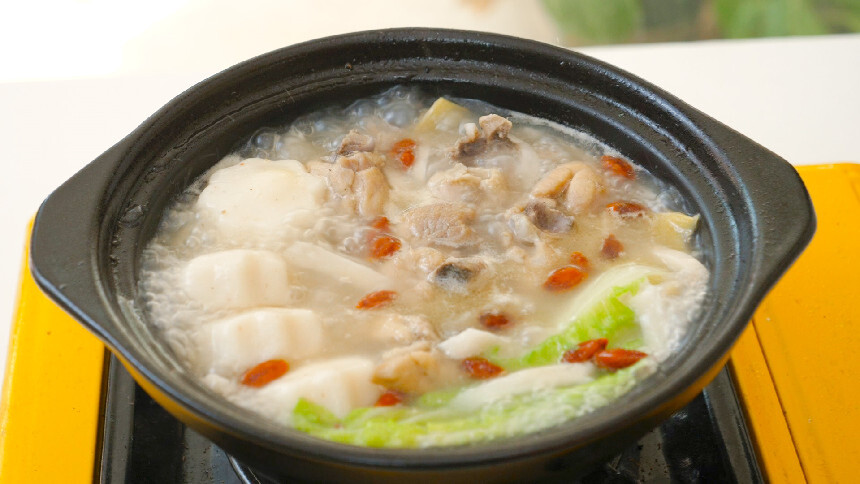 一人厨481期：一个椰子一只鸡腿，做一份椰子鸡腿堡，汤汁鲜美，鸡肉清香又好吃