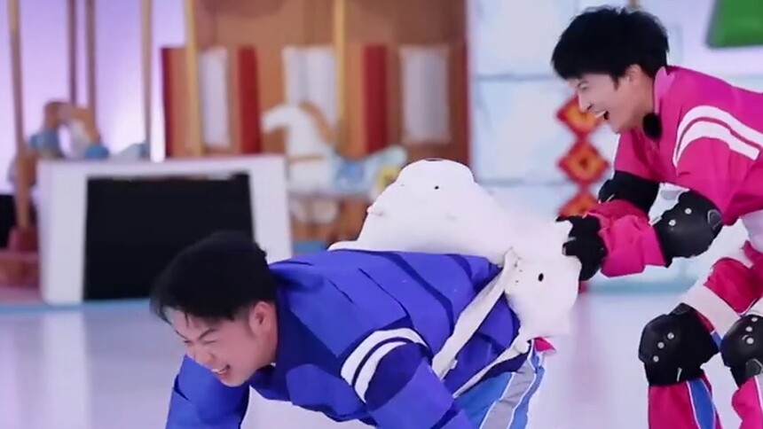 周深海涛“扭打”在一起的画面未免太“温馨”！心疼深深三秒