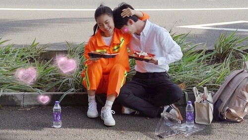 《少年派2》cp花絮：钱三一在妙妙的怀里像娇羞小娘子，今日份狗粮管饱！