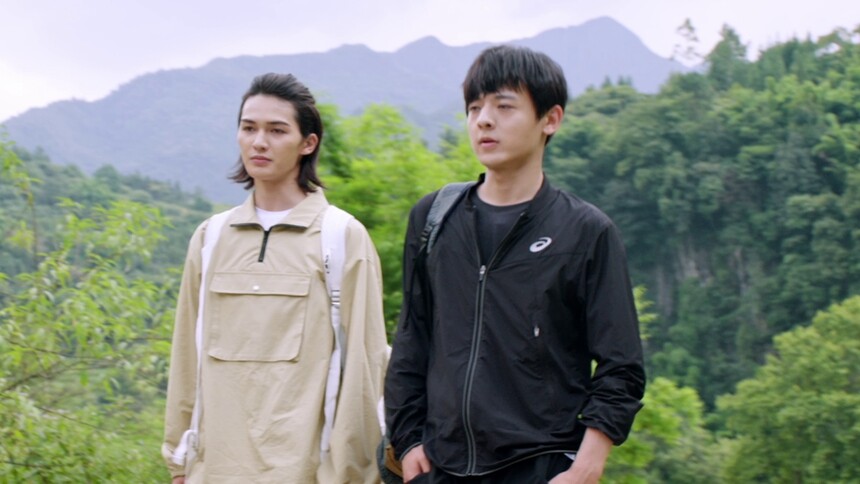 《冰球少年》第19集看点：全员集合 野外拉练痛并快乐着