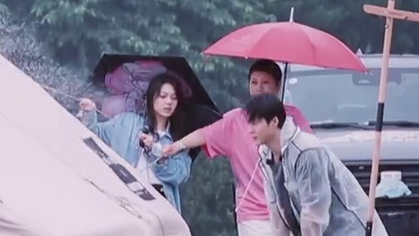 《花儿与少年》杨幂预告篇：露营小白初次尝试就遇大雨挑战 杨幂能否经得起考验？