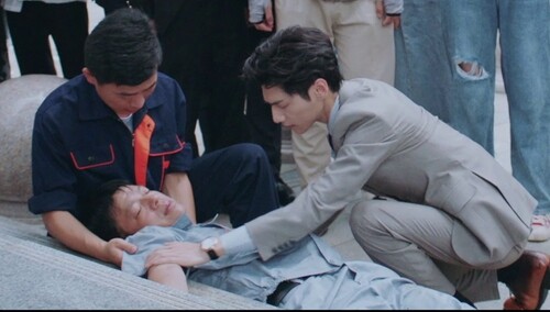 罗本开会路遇事故施援手