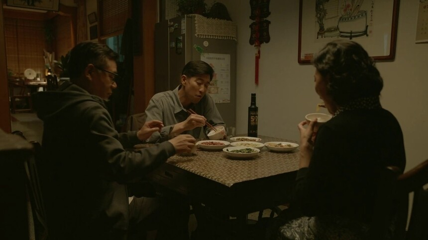 王本中跟史校长沟通学生心理情况