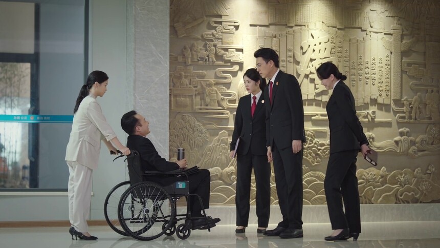 狄律被打