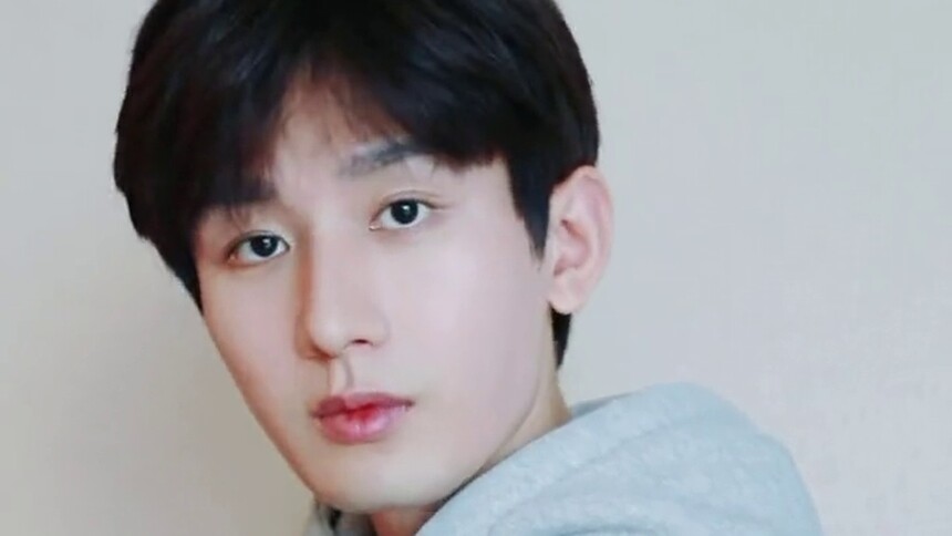 成毅：“天凉了，大家记得注意增添衣服哦”