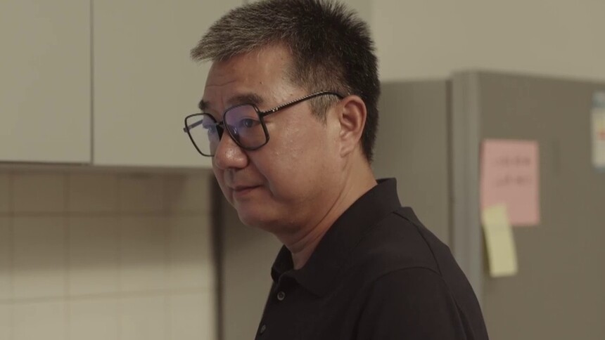 沈屹感受到女儿对他的关心，既欣慰又感动