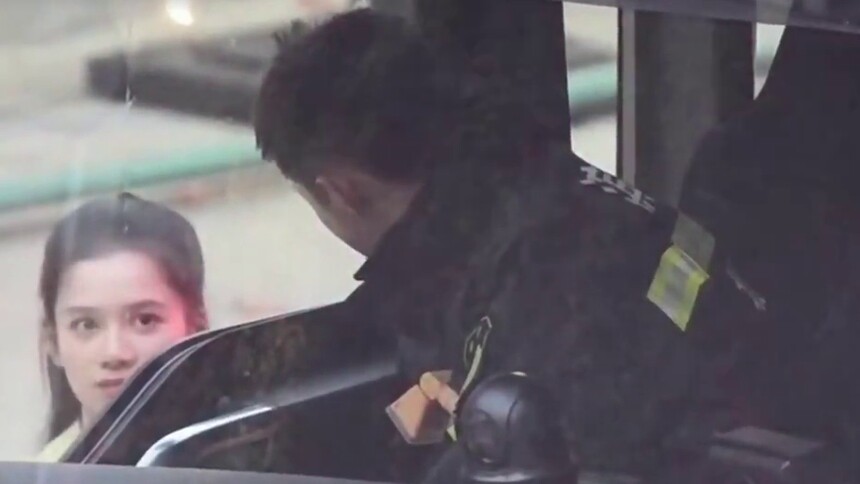 黄景瑜张婧仪《他从火光中走来》同框路透，黄景瑜笑得好开心哇