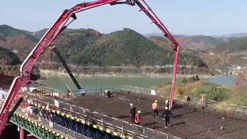 西十高铁控制性工程汉江特大桥首片现浇梁浇筑