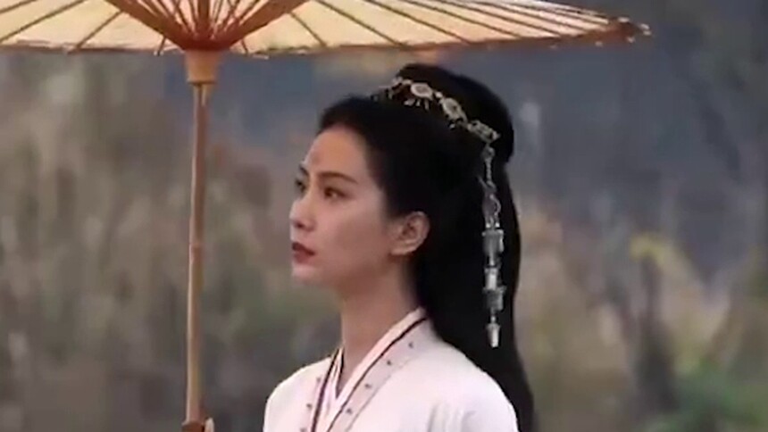 刘诗诗《一念关山》路透曝光 白衣造型撑伞雨中漫步