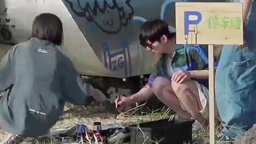 何炅表演“积极式叹气” 文淇“回吸”叹气超可爱