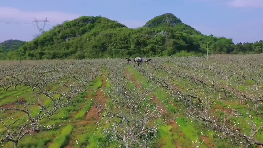 春田机甲秀 虎虎向未来 万能植保无人机，竟然还可以授粉！