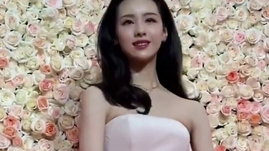 陈都灵白色抹胸长裙造型释出！明媚大美女来喽！