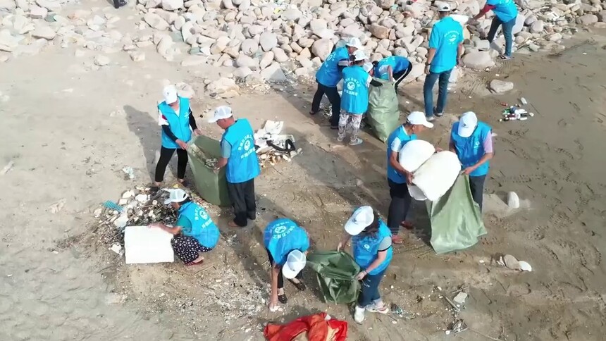 福建省连江县：海洋生态环境保护净滩活动持续进行