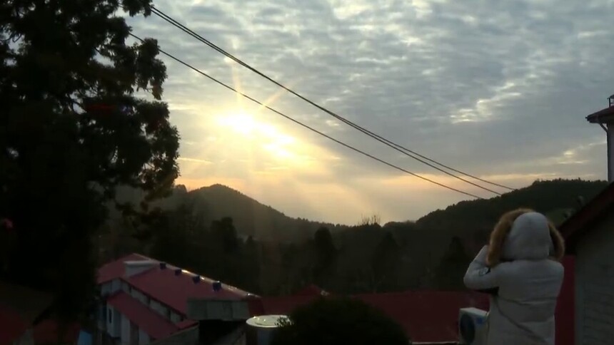 庐山天空现丁达尔现象