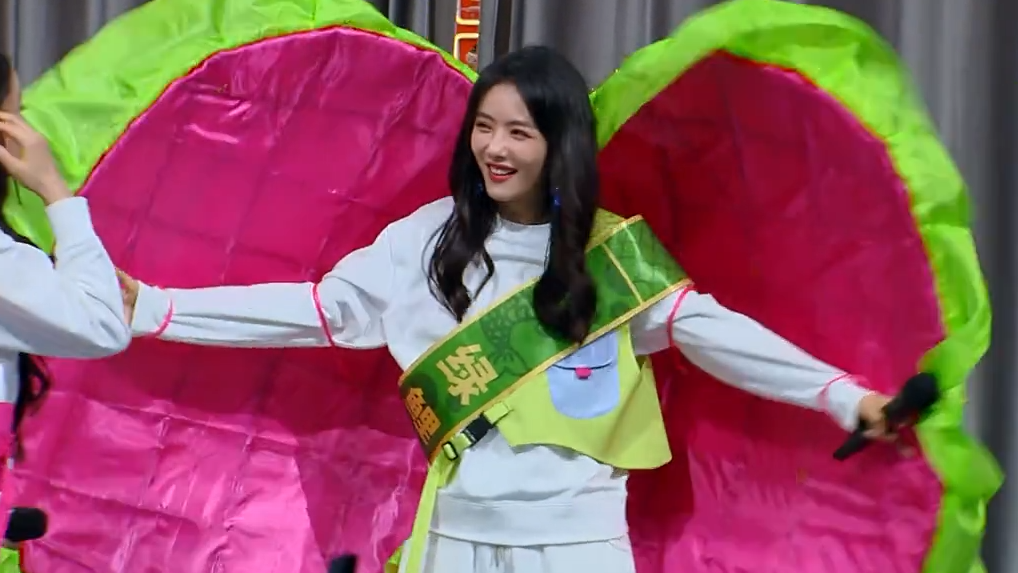 蔡文静杨迪换装登场 蔡文静带壳满场求抱抱