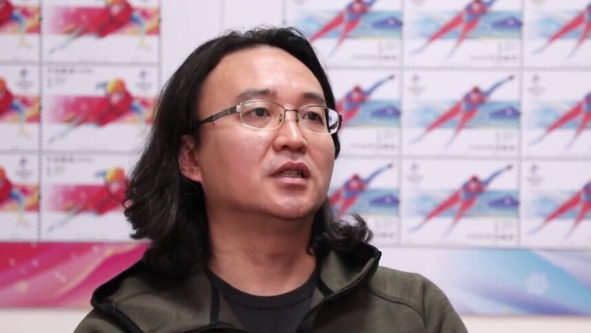 全球连线|(设计者说)一方小邮票，承载冬奥激情——专访《冰上运动》邮票设计者张强