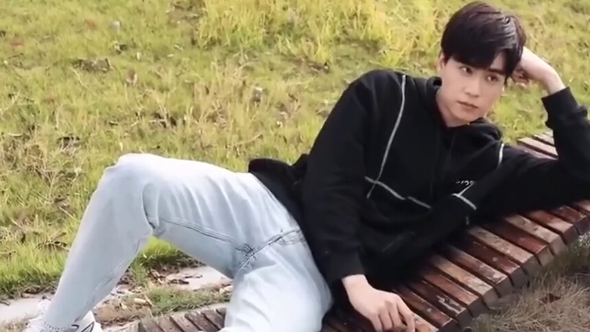 胡一天邢菲超甜互动拍照