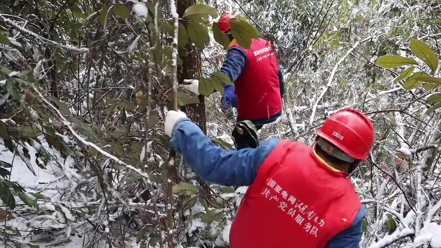 湖南常德：山区普降大雪 电力工人踏雪保电