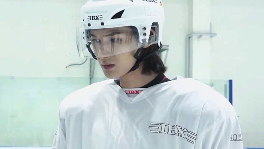 《冰球少年》花絮：朱正廷白澍冰上“打架”，冰球运动秒变摔跤