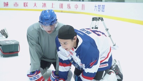 冰球小剧场：朱正廷白澍带你解锁冰上休息正确姿势