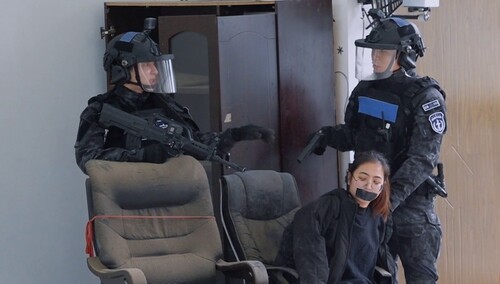 高瀚宇刘警官上演“无间风云” 互不信任竟要“杀人质”自证清白