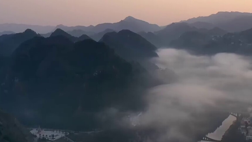 贵州余庆：晨雾涌乌江