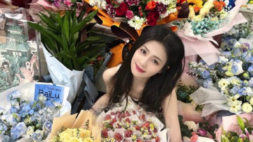 甜美可人！白鹿《长月烬明》杀青照曝光