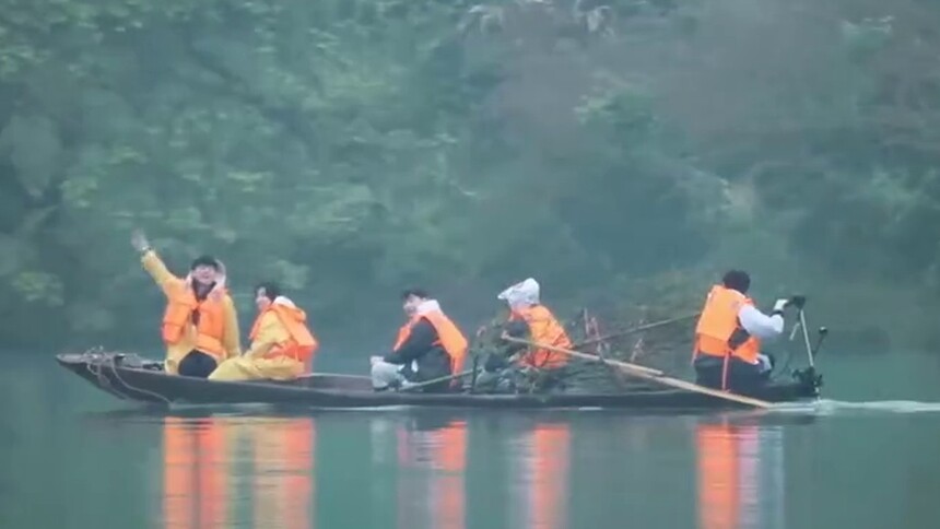 蘑菇屋坐船搬运桃花树苗 何炅彭昱畅唱快乐星球魔性声音超洗脑！