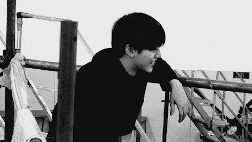 专注！焉栩嘉话剧《皮囊》排练照曝光