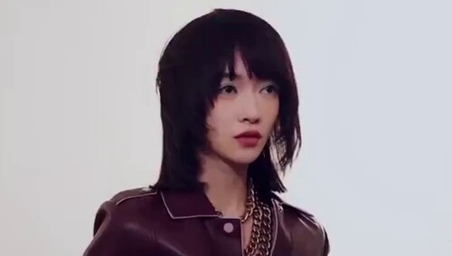 吴谨言春彩新生大片，蓝色眼影蘑菇头造型大胆挑战新风格