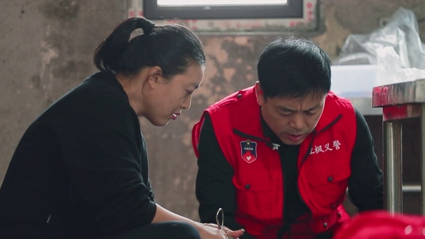 【快乐看】义警成立四周年 陈荣周为赵警官烹饪美味大餐