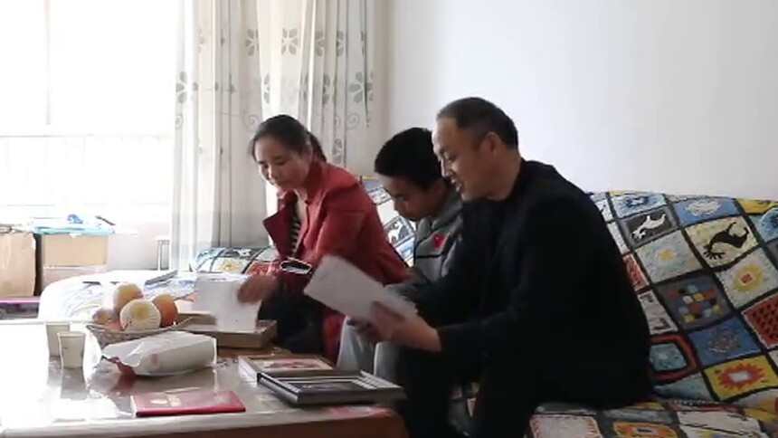北京冬残奥会·家乡连线|刘子旭家人：“首金”背后是练了摔 摔了练