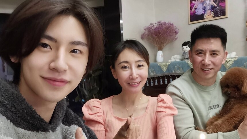 幸福美满！小鬼王琳凯晒全家福为妈妈庆生