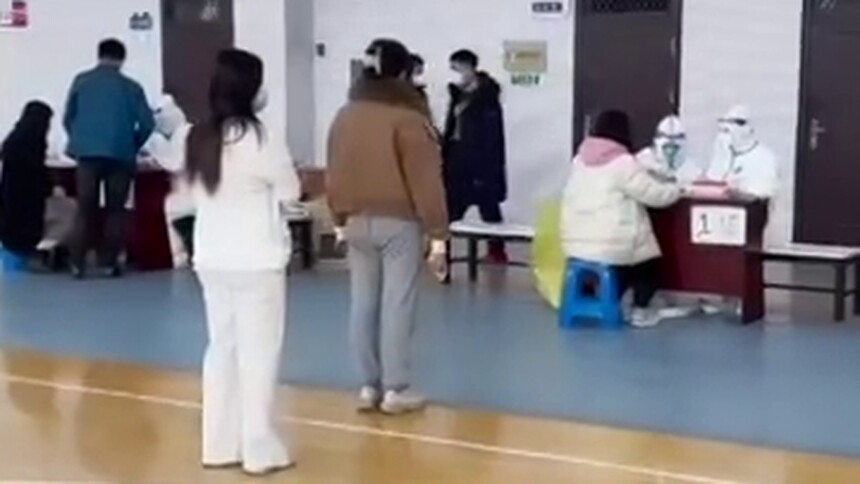 同心抗疫 温暖相伴 核酸检测现场的悠扬琴声