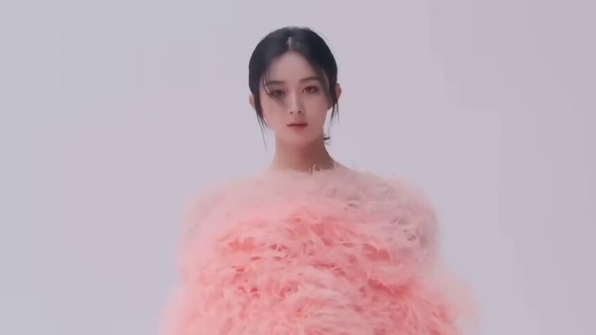 赵丽颖繁花绰影写意大片，粉色拖尾大长裙宛如花仙子温柔又梦幻