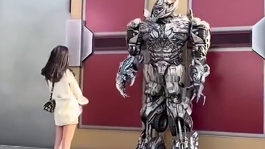 吴宣仪与威震天合影，小选被“骂”但粉丝们看得很开心？