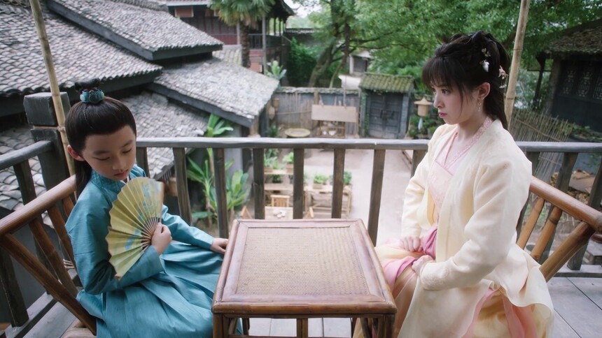 胡娇终于遇上对手了！惨被熊孩子折磨