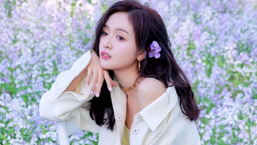 甜美可人！吴宣仪林间花野照片曝光