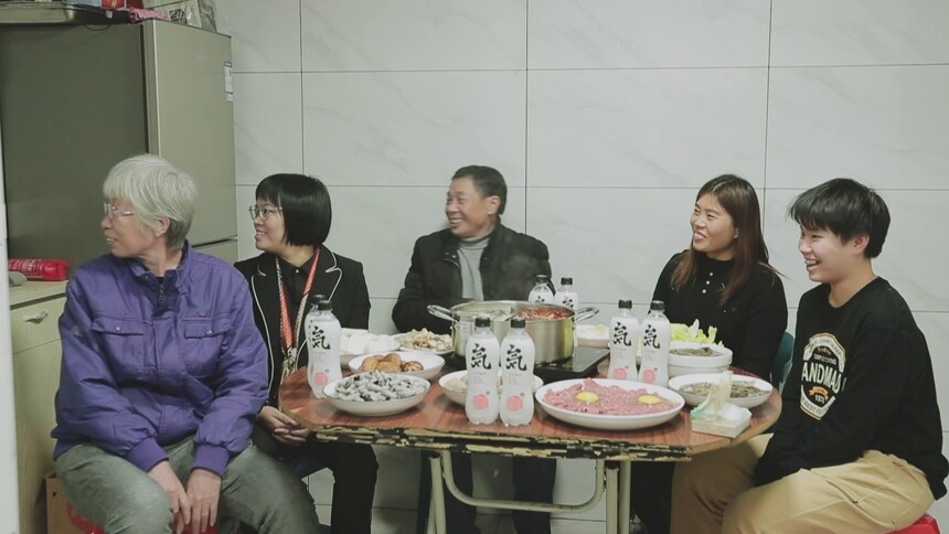 【快乐看】一家人整整齐齐！王忠连丈夫女儿们惊喜现身独居小屋