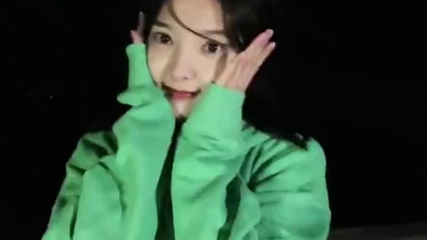 章若楠回眸甜度满分