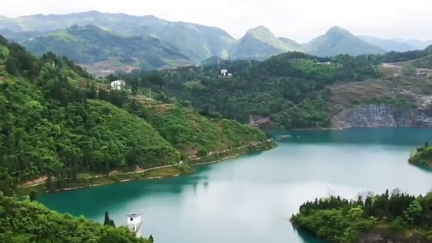 贵州“天空之镜”把夏天“藏”在湖中